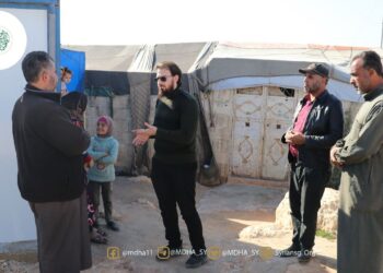 مدير الشؤون الإنسانية في سرمدا يجري جولة تفقدية لعائلتين في مخيمات وادي عباس، إحداهما تعرض منزلها للاحتراق والثانية تعرضت للقصف في جبل الزاوية، وقُدمت لهما المساعدات المناسبة.
